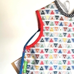 bavoir-tablier triangles riantes SAWKA2