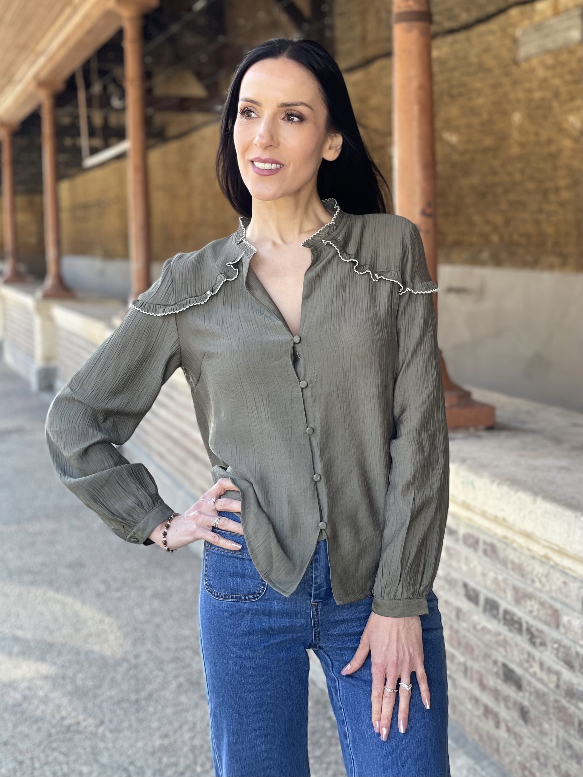 Blouse boutonnée à volants ZIDE coloris kaki