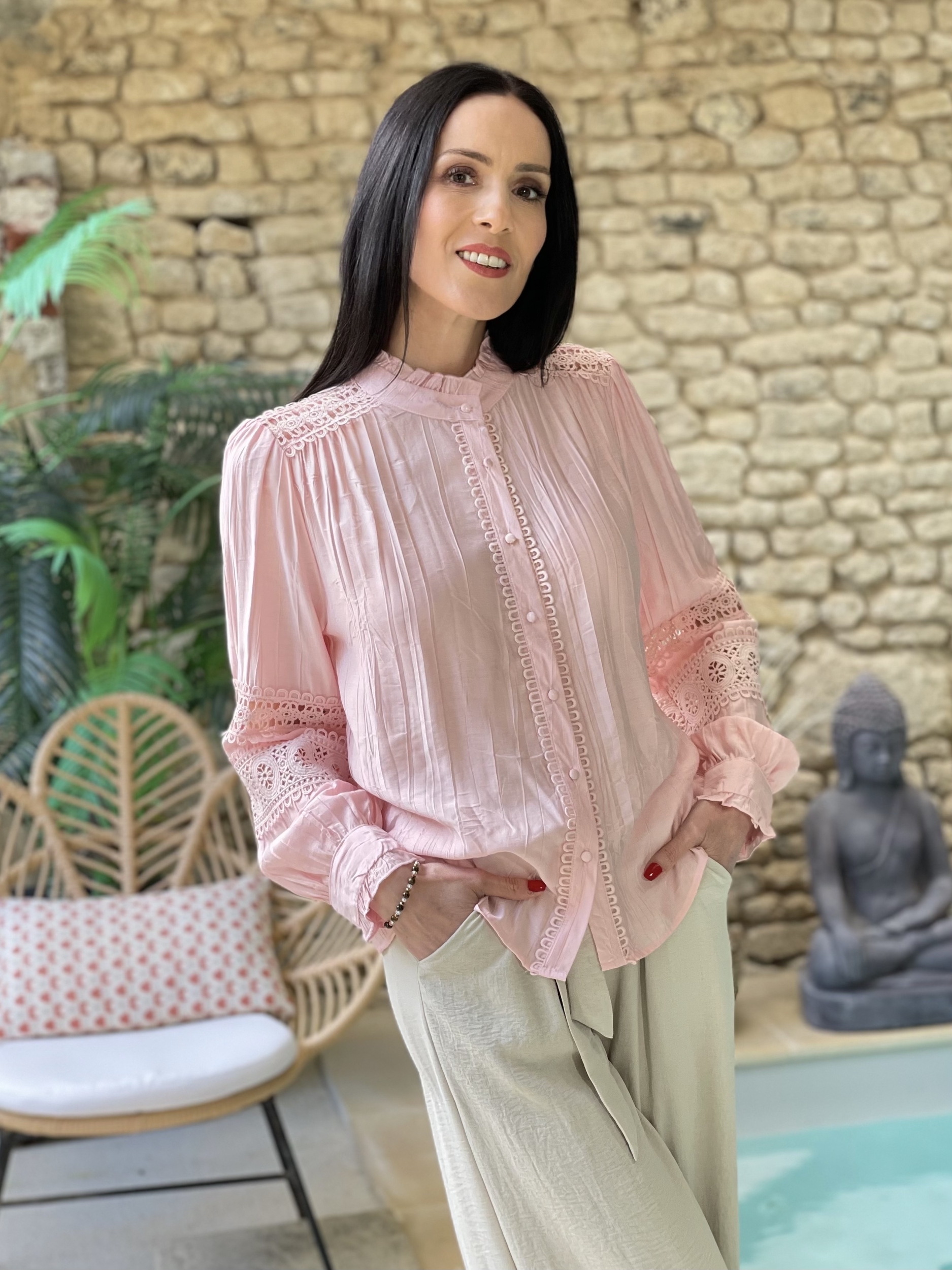 Blouse boutonnée avec détails en dentelle ANOUK coloris rose clair