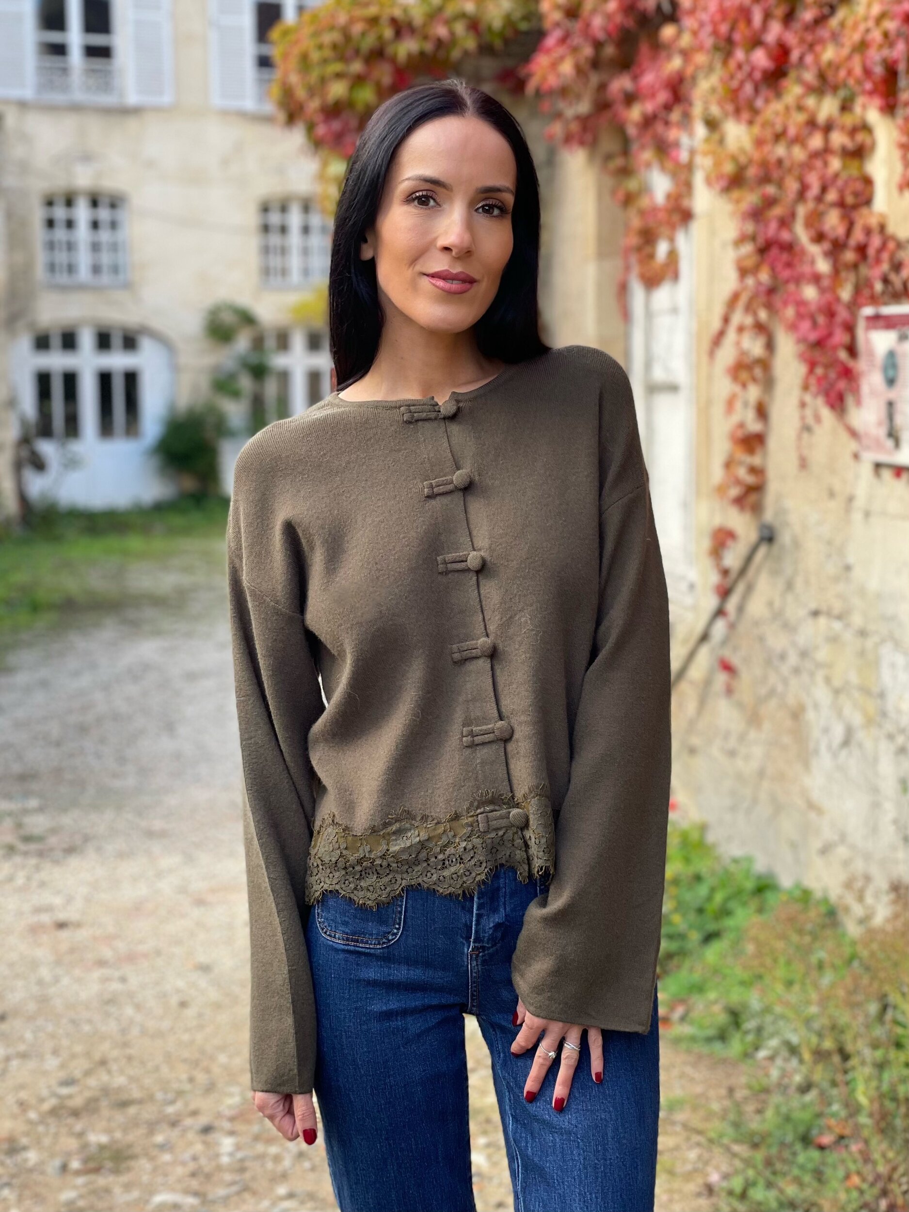 Pull gilet en maille à boutons brandebourg et dentelle BERTHA coloris kaki