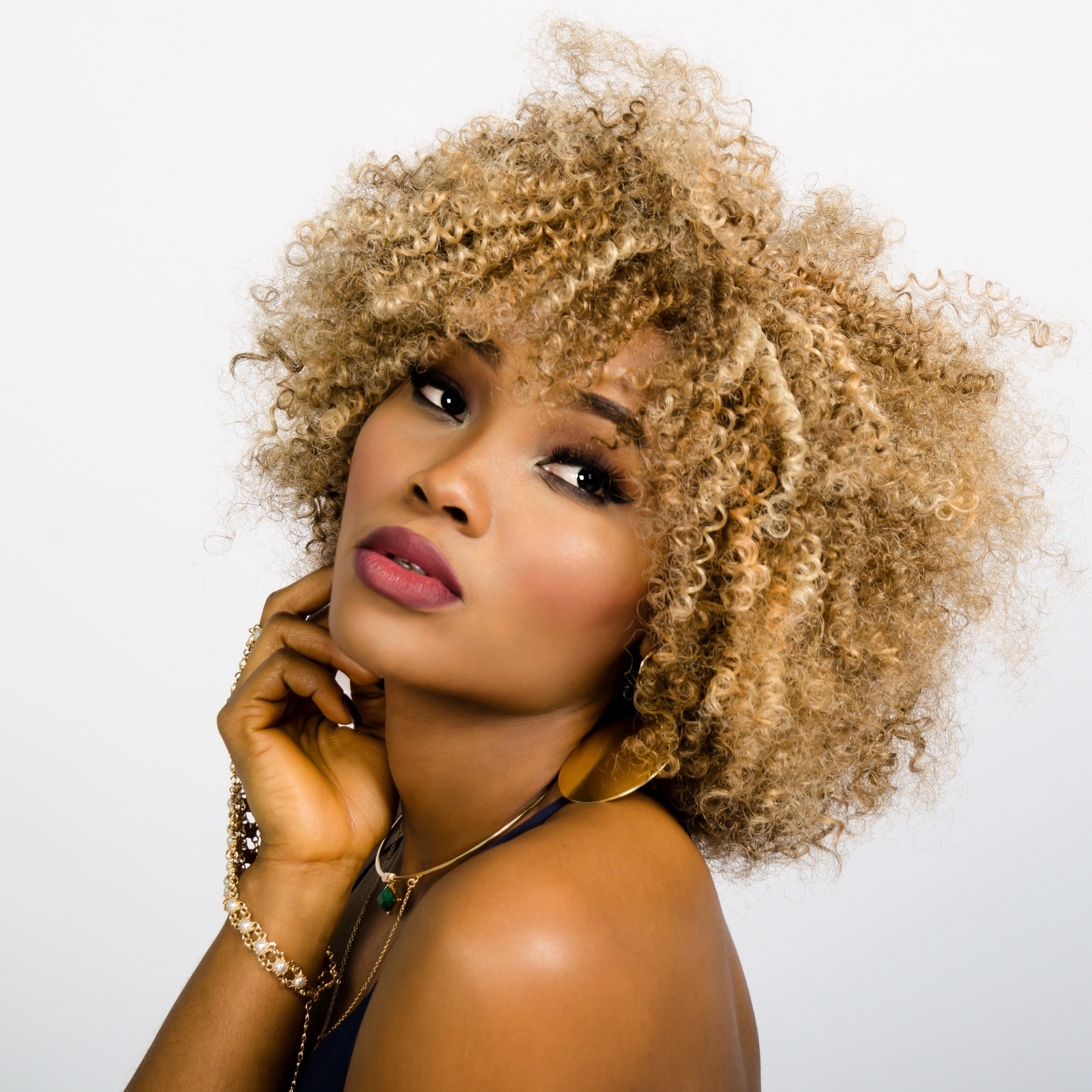 curled hair woman making a pose 157920 1