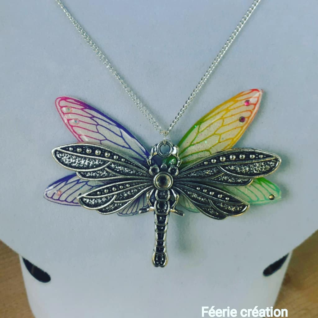 Collier en argent libellule multicolore