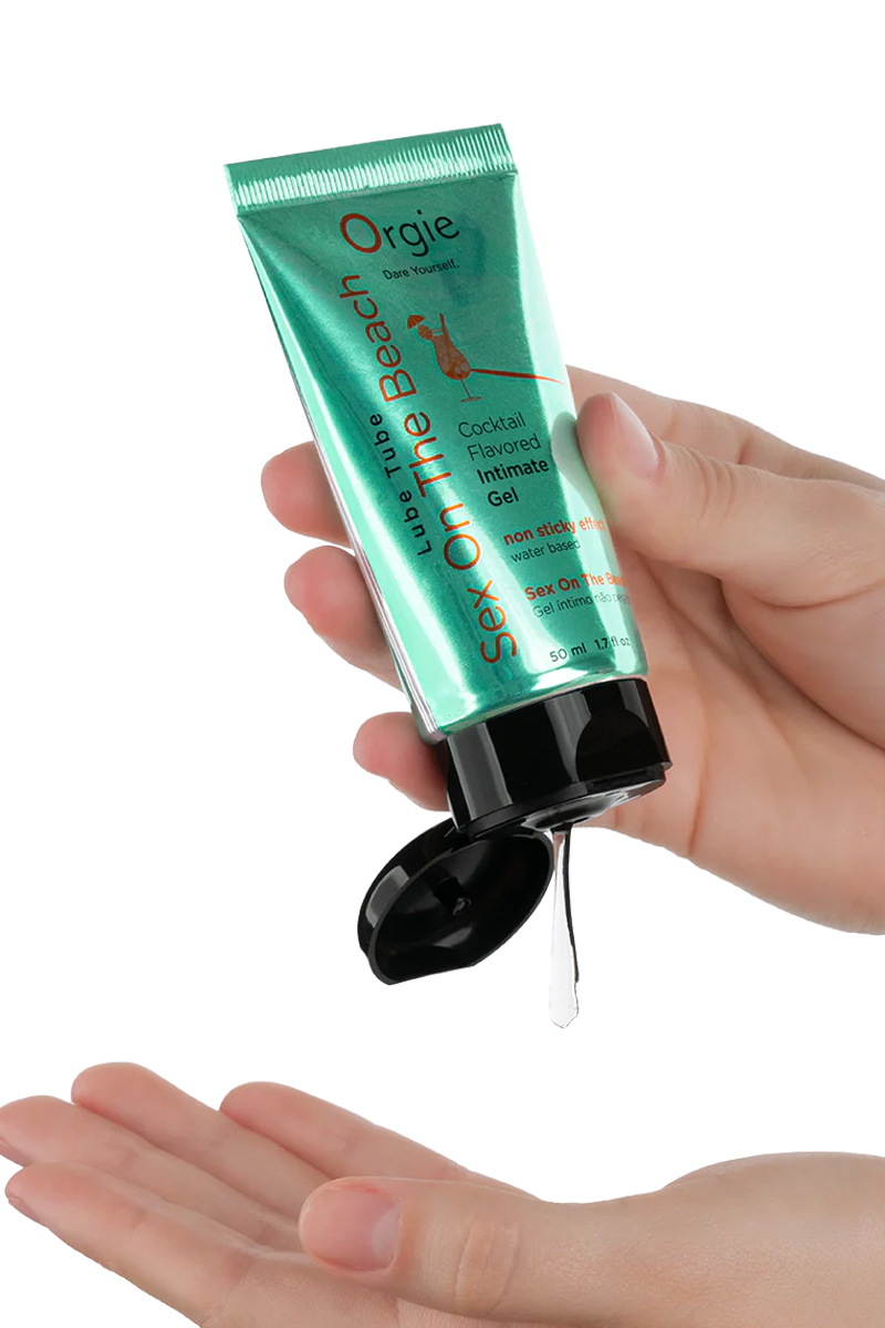 photo tube de lubrifiant comestible qui coule sur la main