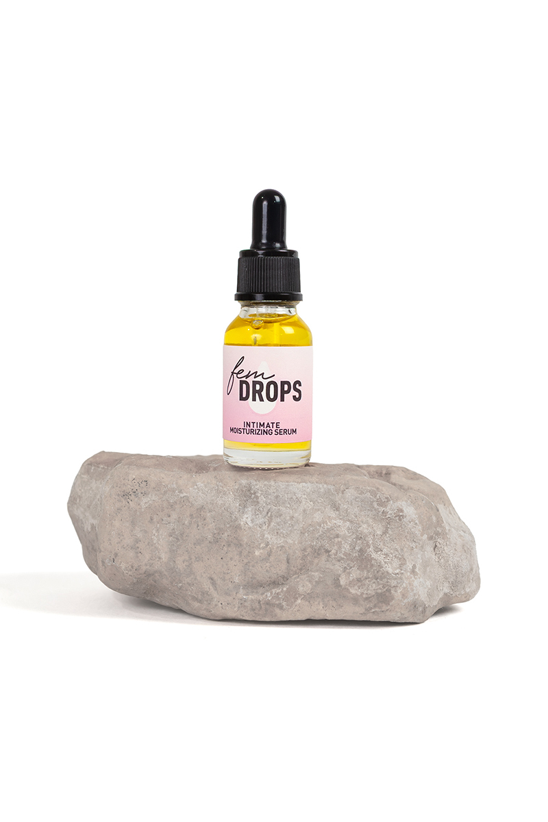 Sérum intime hydratant Fem Drops Secret Play 15ml, soin naturel pour lhydratation de la zone intime féminine avec aloe vera, calendula et jojoba, ooh my god, photo du flacon sur une pierre