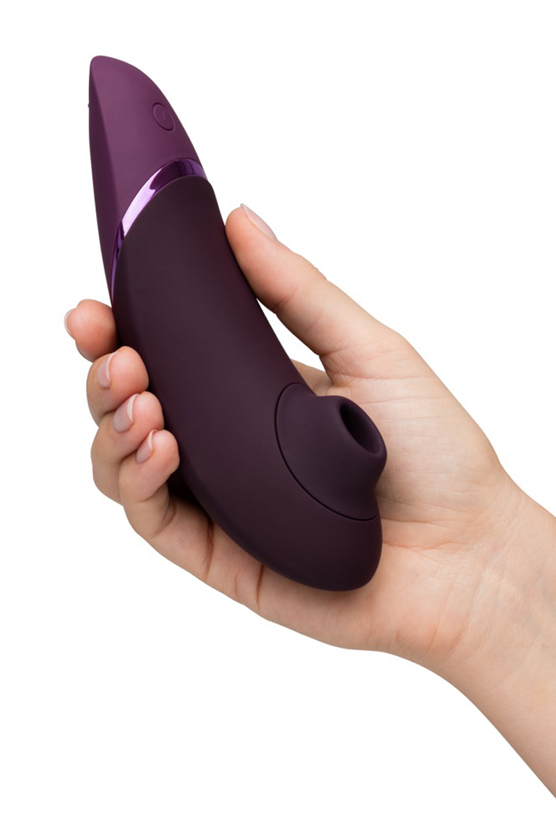 Womanizer Next violet en main montrant son design ergonomique et ses boutons de contrôle - Ooh My God