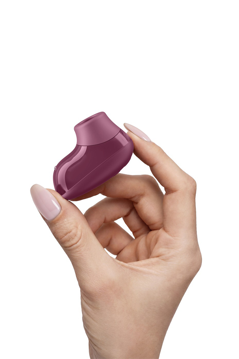 Womanizer Snap tenu dans la main pour montrer son format compact