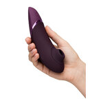 Womanizer Next violet en main montrant son design ergonomique et ses boutons de contrôle - Ooh My God