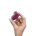 Womanizer Snap tenu dans la main pour montrer son format compact