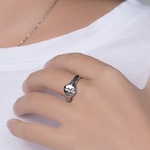 bague_rose_fleur_argent_main