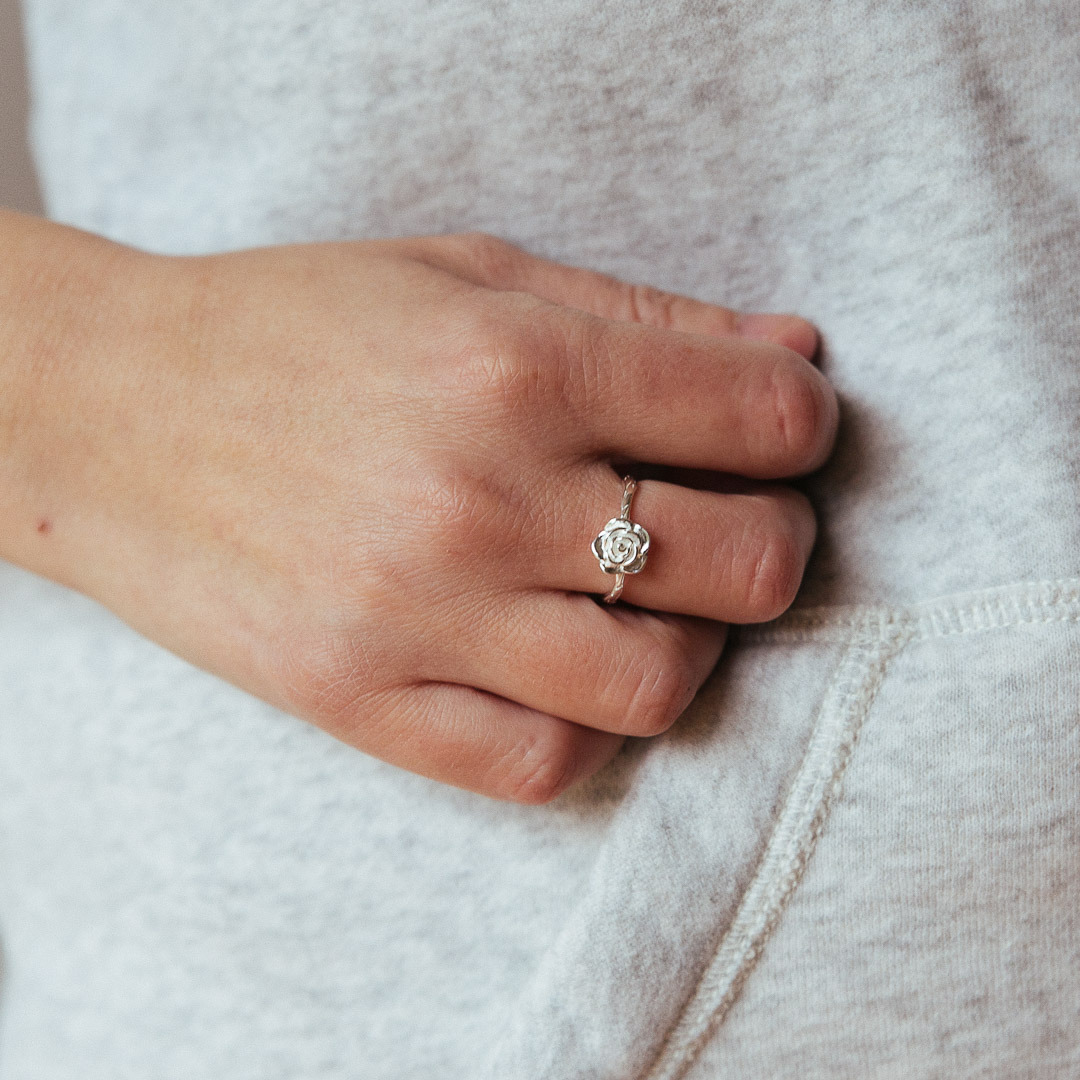 Bague argent fleur Gaelle portée sur un doigt
