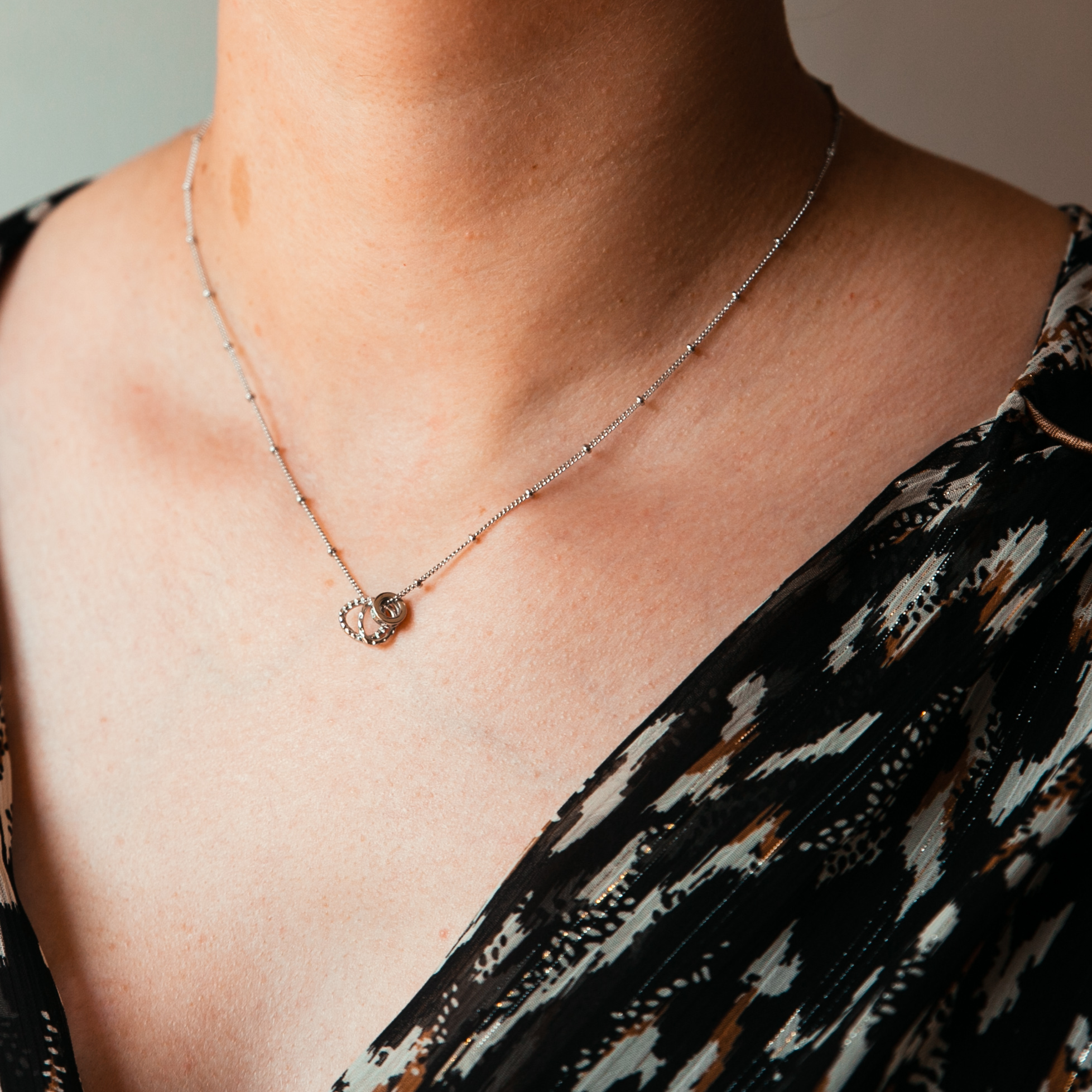Collier Chaine avec Perles en Argent porté Elisa