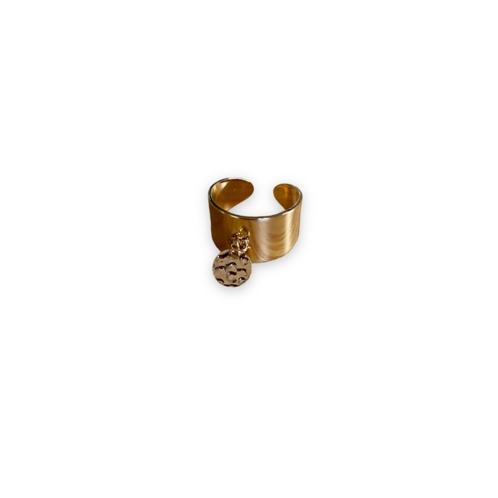 Bague avec médaille martelee et anneau ajustable dores or fin exposee fond blanc perrine