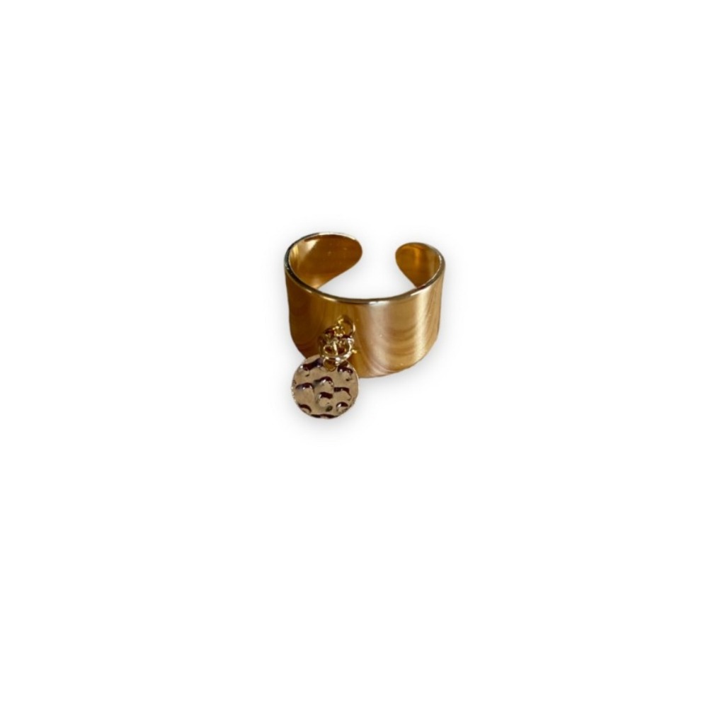 Bague avec médaille martelee et anneau ajustable dores or fin exposee fond blanc perrine