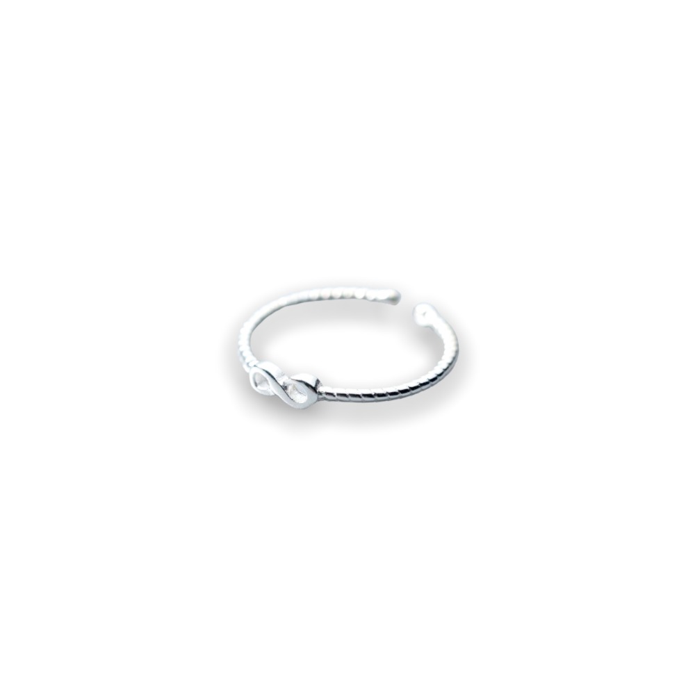 Bague signe infini Seraphine en argent 925 Sterling minimaliste et élégante sur fond blanc