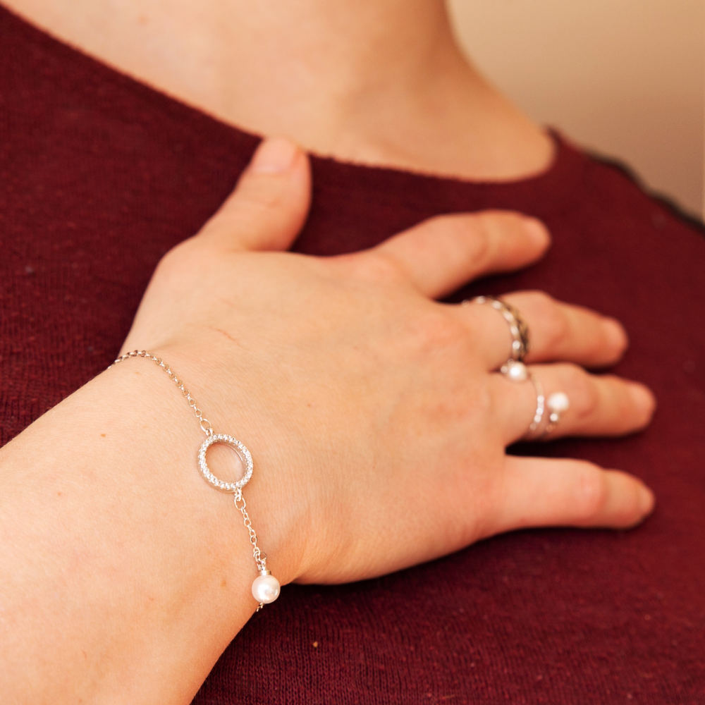 Bracelet avec Perle Laura porté sur poignet avec ensemble de bagues assorties