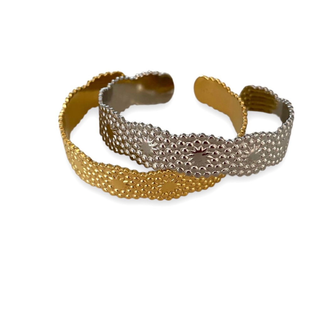 deux bracelets manchette couleur argent et or presentes sur fond blanc ornella
