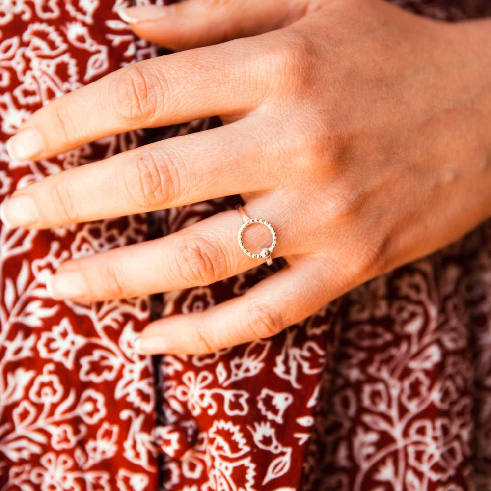 bague fine argent portee annulaire gauche valentine