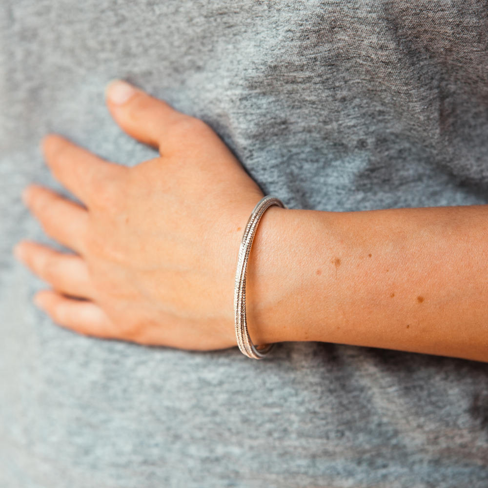 bracelet brillant femme porte poignet gauche serena