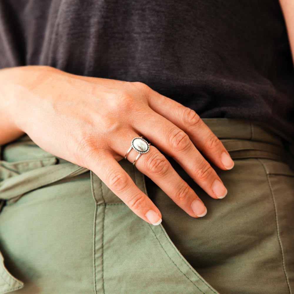 bague vintage argent portee annulaire droit victoria