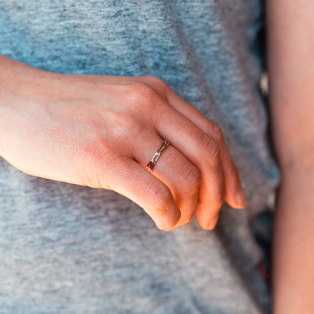 bague croisee argent portee annulaire droit elia