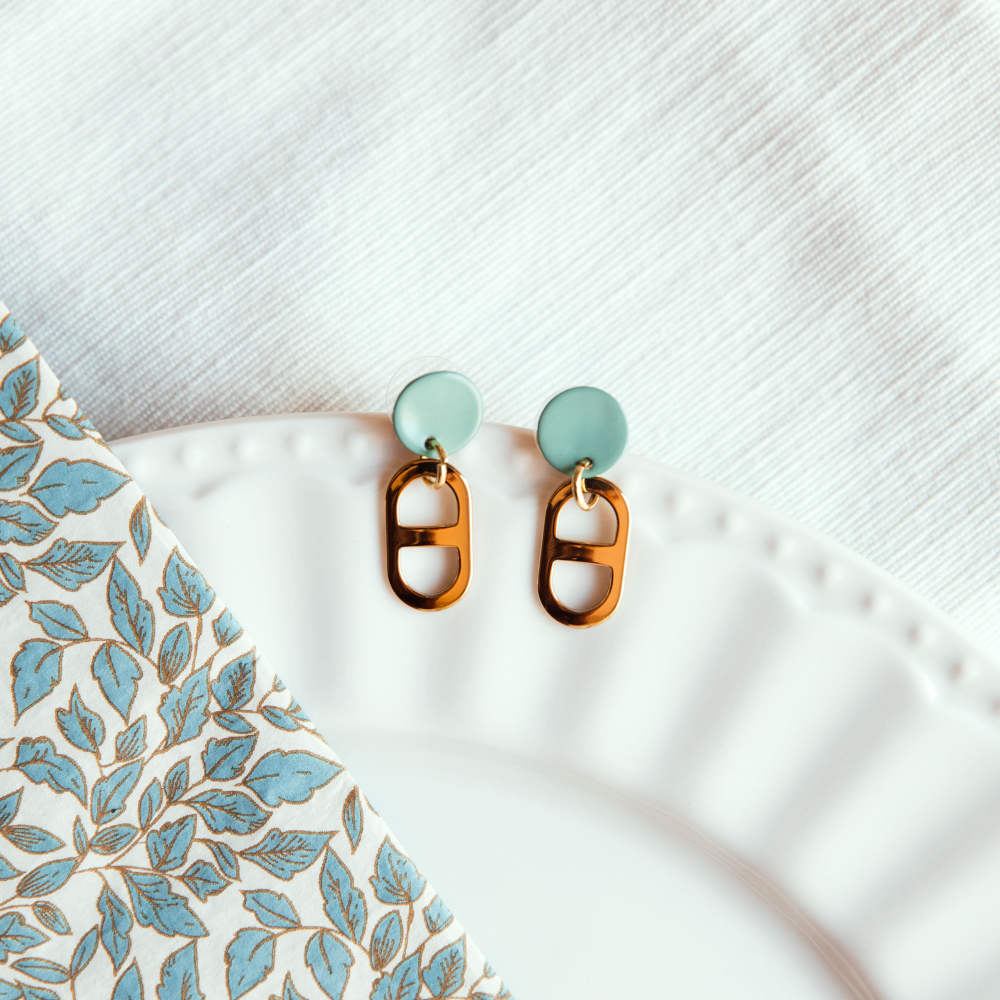 boucles oreilles nacre pendantes dorees vertes posees assiette angele