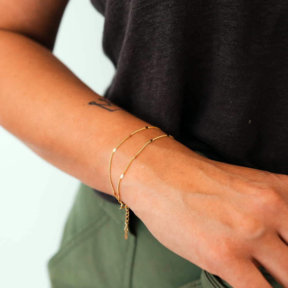 bracelet multirang dore chaines minimalistes porte poignet droit celia
