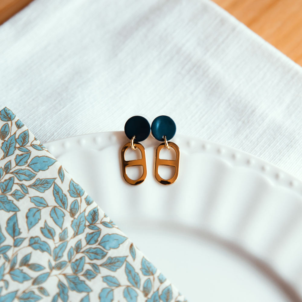 boucles oreilles nacre pendantes dorees marine presentees sur assiette angele