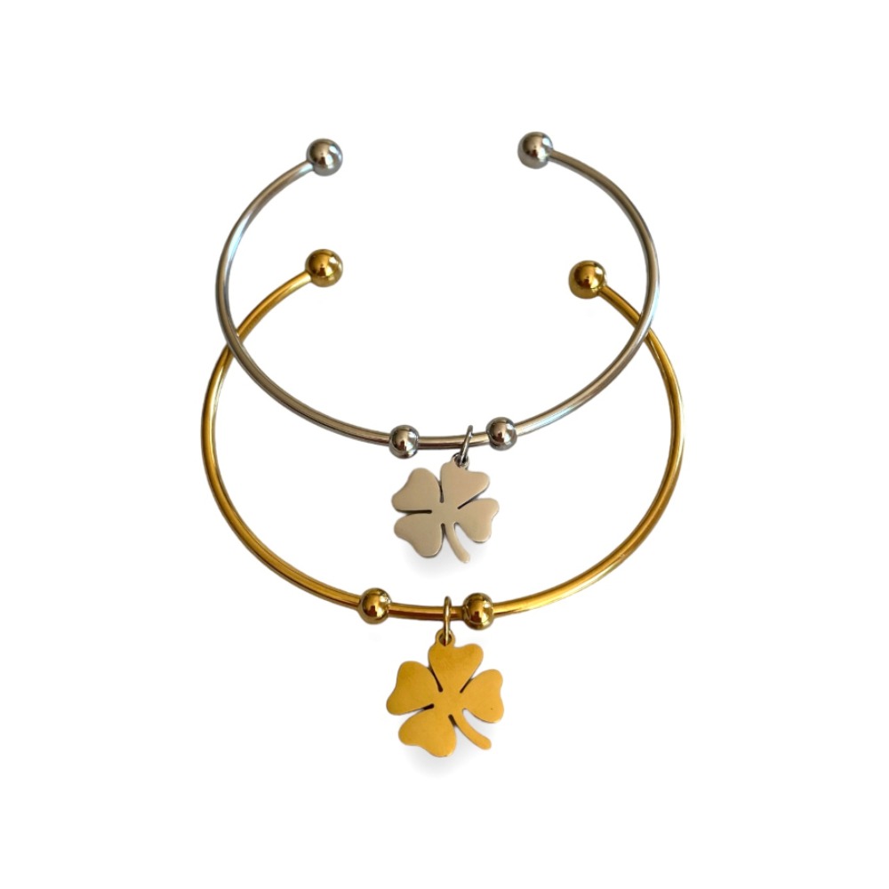 bracelets trefle deux modeles dore argente acier inoxydable mis en valeur fond blanc esther
