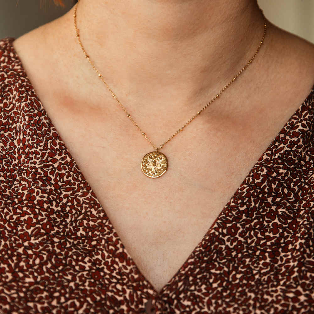collier scorpion avec pendentif medaille frappee avec un scorpion symbolisant le signe astrologique porte