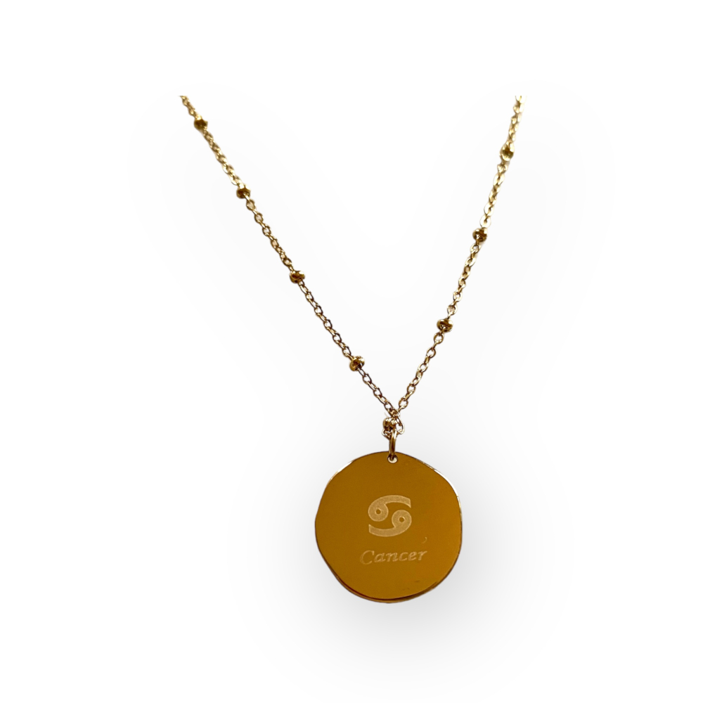 collier medaillon lisse au verso avec le signe astrologique cancer ecrit expose fond blanc