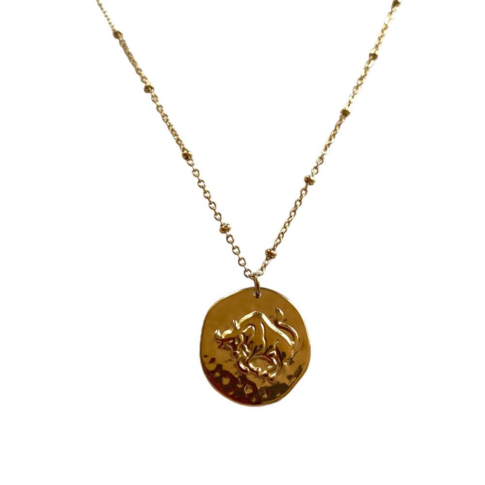 collier avec medaille relief avec un taureau representant le signe astrologique mis en valeur fond blanc