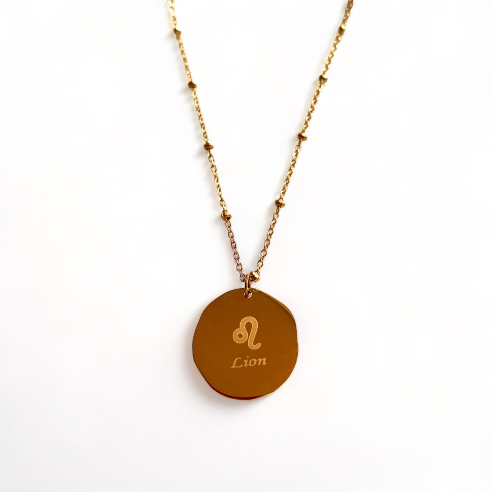 collier medaillon lisse au verso avec le Signe Astrologique Lion ecrit mis en valeur sur fond blanc