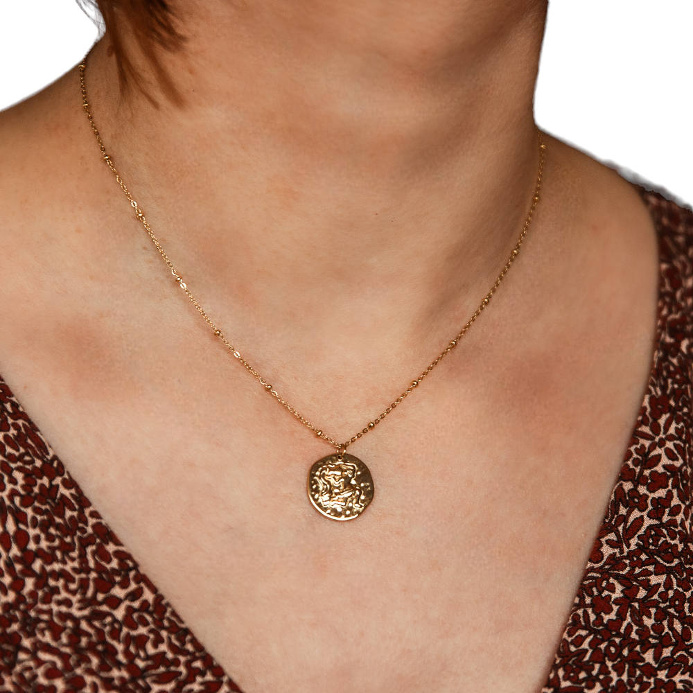 collier pendentif avec medaille en relief avec motif representant le signe astrologique verseau porte