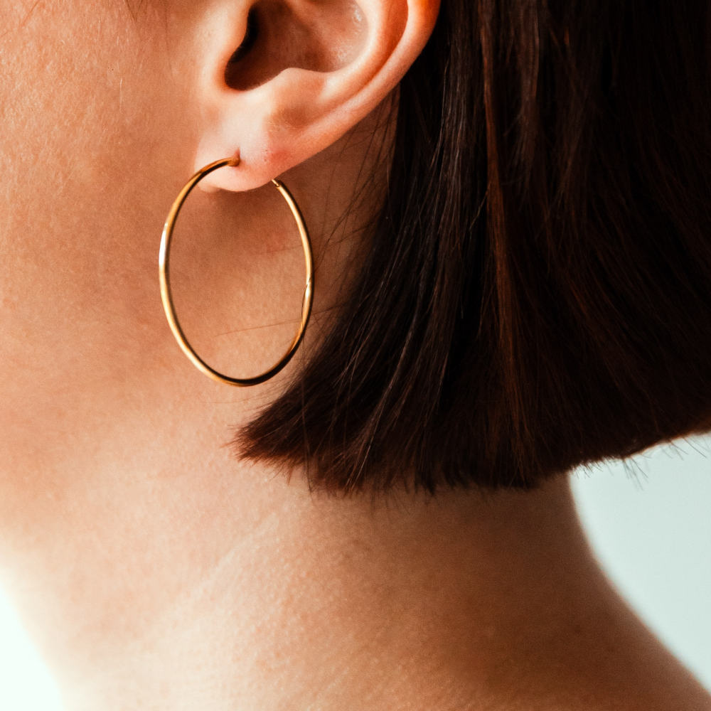 boucles d oreilles creoles acier inoxydable doree portee sur femme de profil cristina