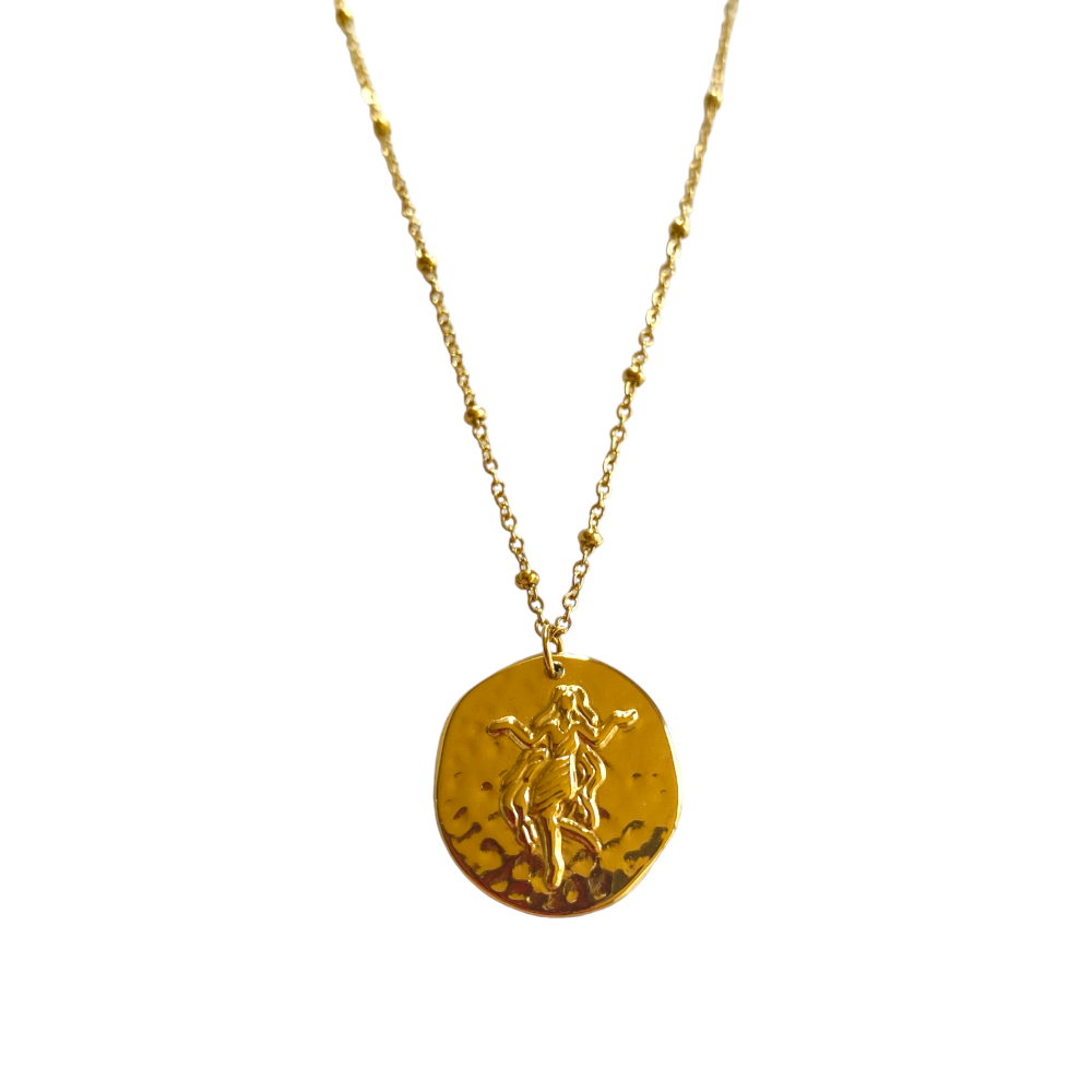 collier-avec-medaille-frappee-avec-une-femme-symbolisant-le-signe-astrologique-vierge-expose-fond-blanc