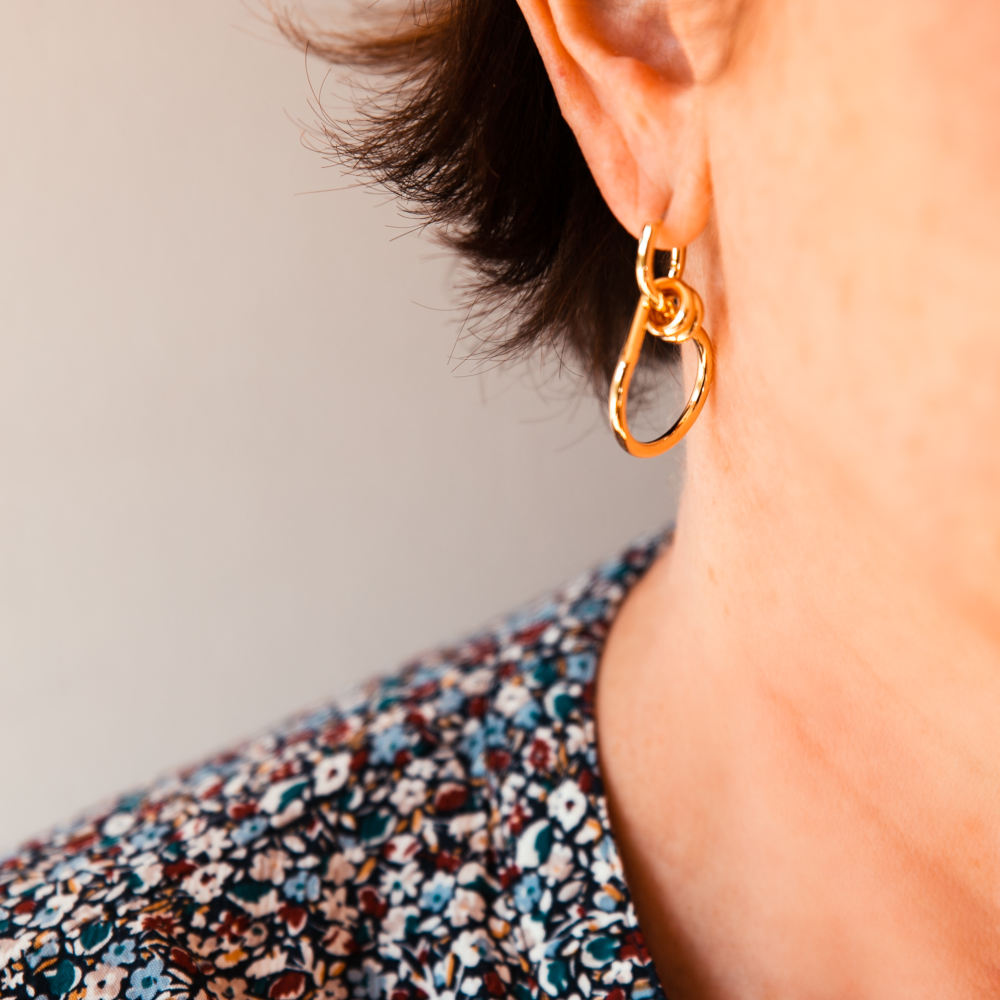 boucles d oreilles forme geometrique doree portee oreille droite coline