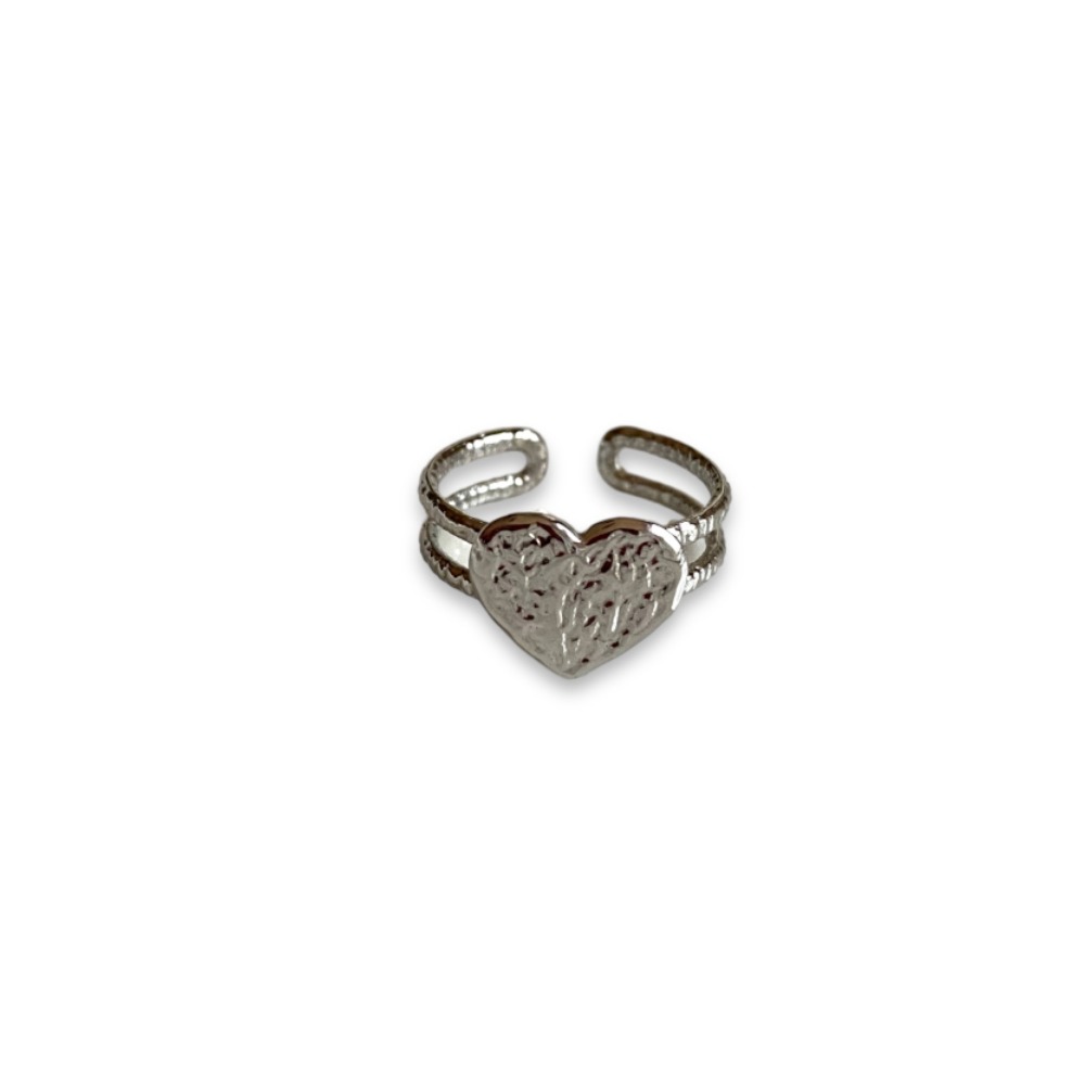 bague-coeur-texturee-deux-anneaux-couleur-argentee-mise-en-valeur-fond-blanc-romy
