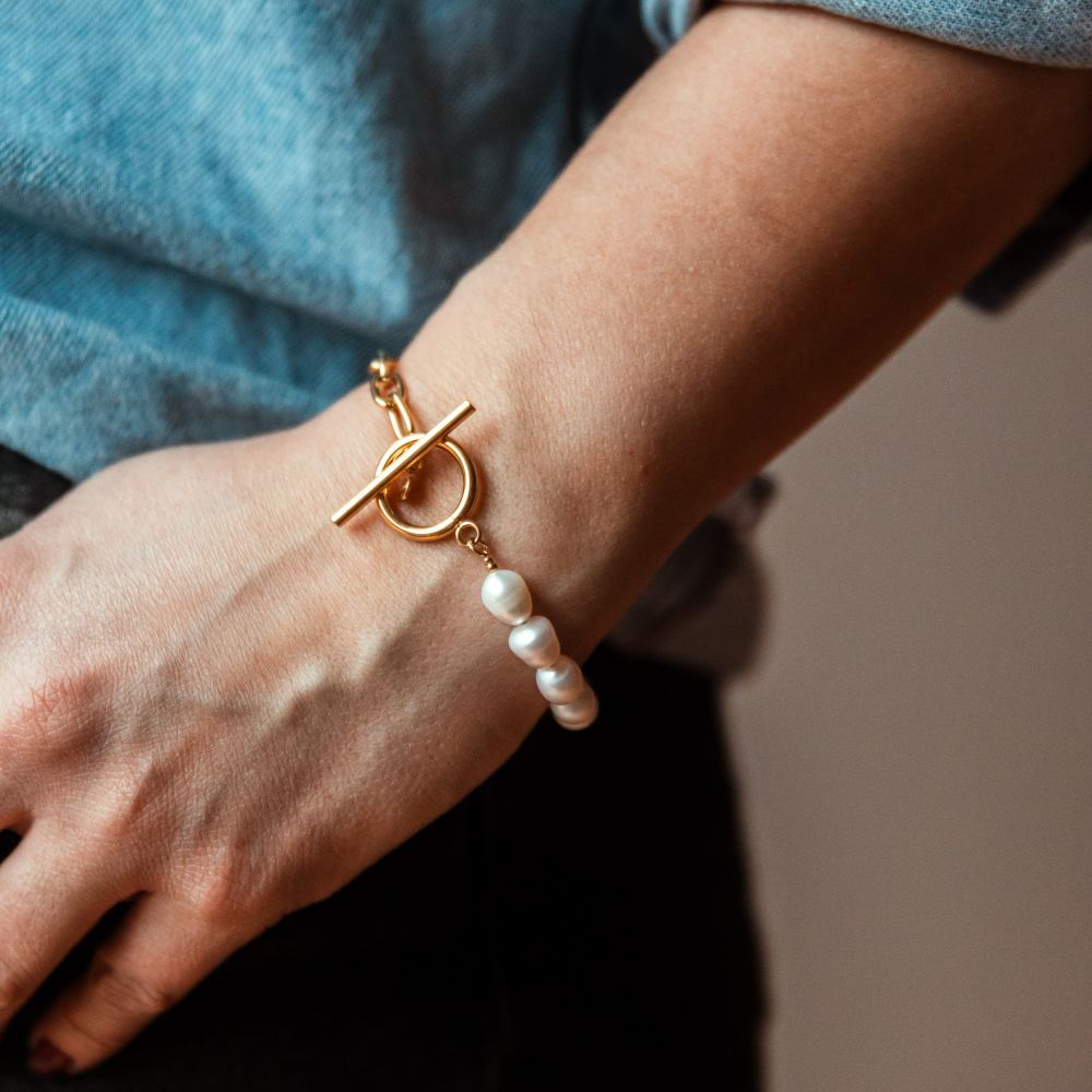 bracelet perles femme à deux matieres avec perles eau douce et maillons dores avec fermoir toggle porte poignet gauche tina