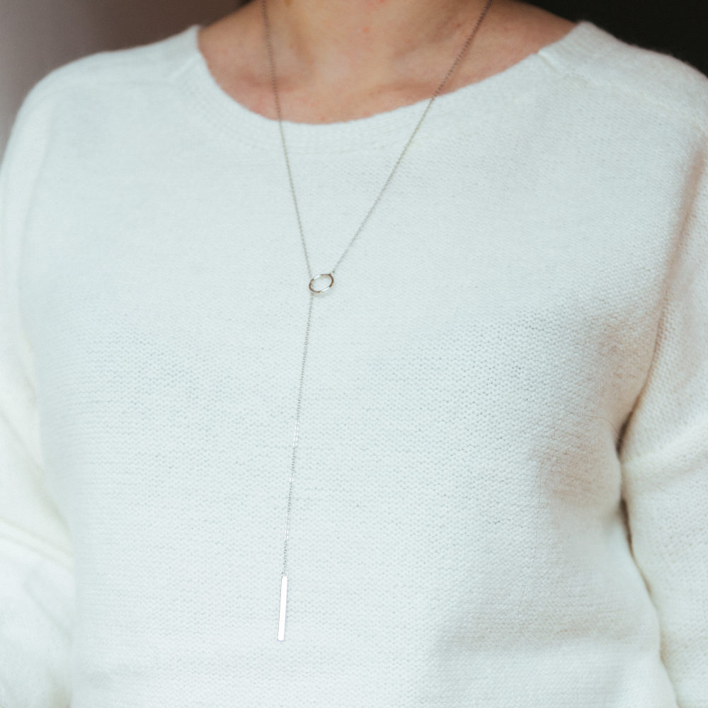 collier sautoir femme argente chaine avec cercle creux et barre porte sur pull blanc ines