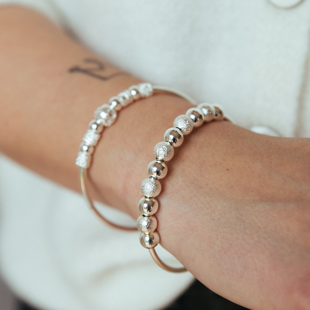 bracelet fantaisie deux modeles avec perles argentes portes ensemble poignet droit clea