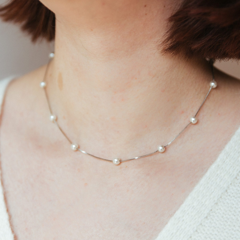 collier perles femme sur fine chaine argentee portee chloe