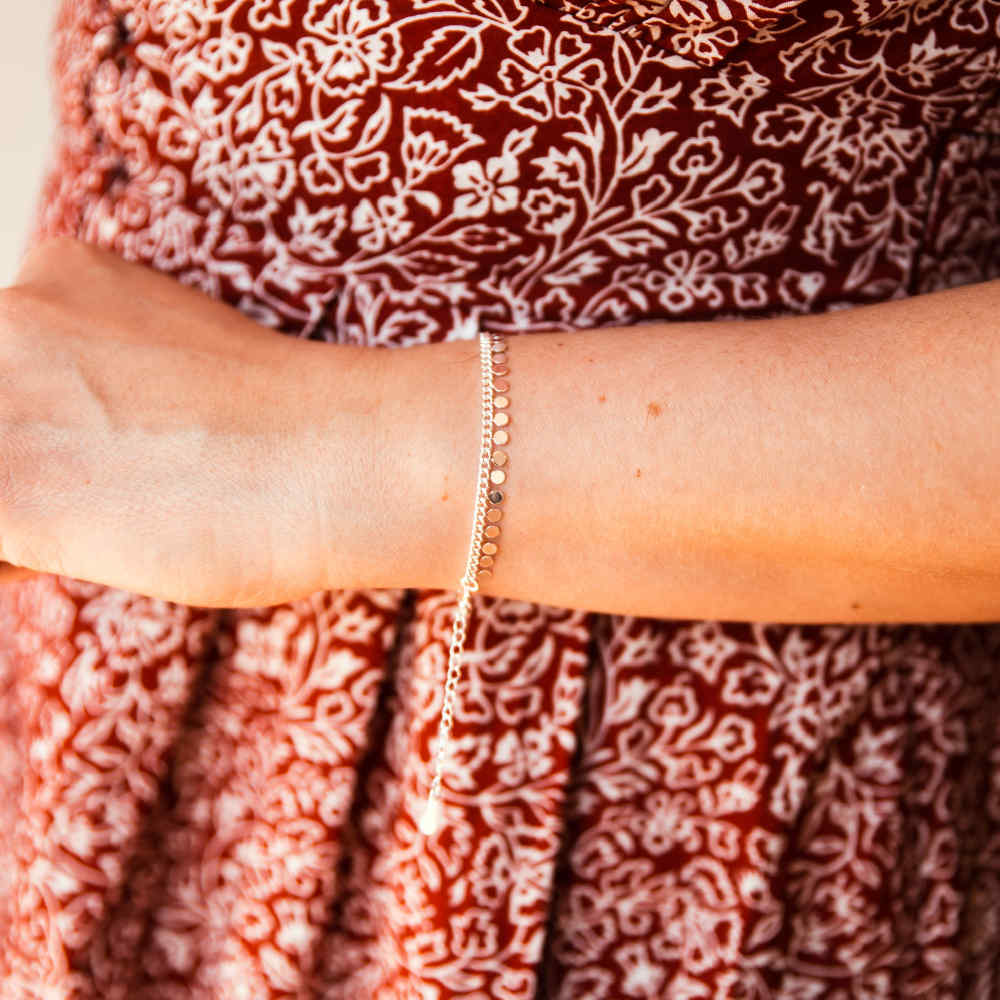 bracelet pampilles argent compose d une chaine avec petits disques lisses porte poignet gauche bridget