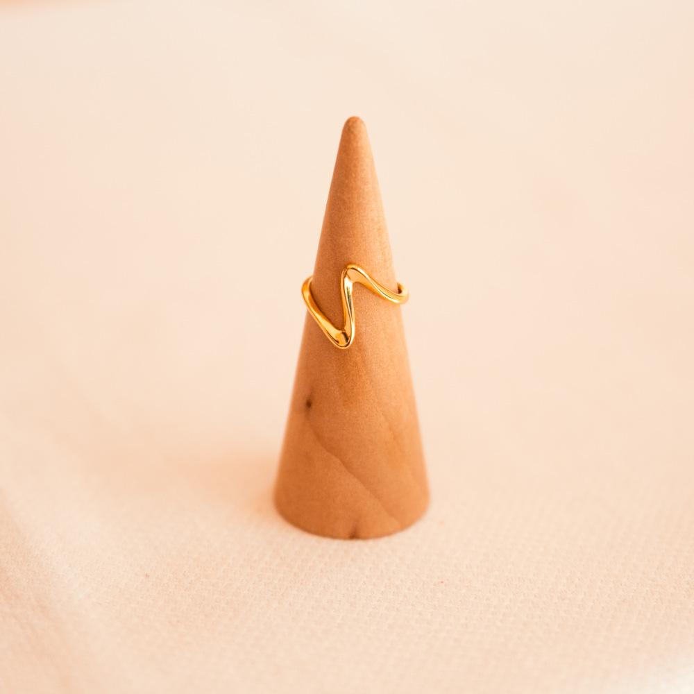 bague ajustable forme zigzag plaquee or exposee sur cone bois axelle
