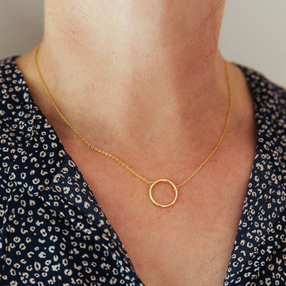 collier anneau plaque or avec chaine et pendentif cercle creux porte lison