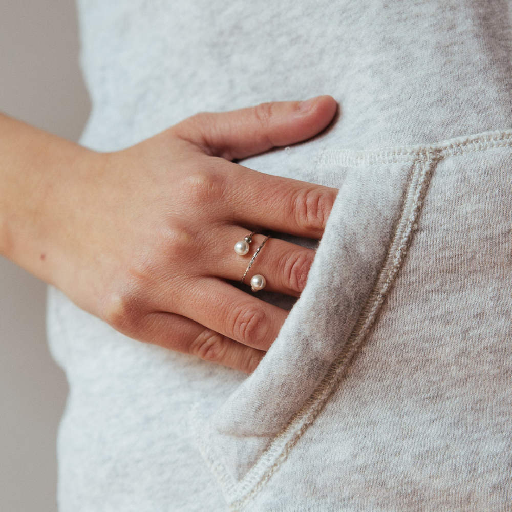 bague spirale en argent avec une perle aux extremites portee majeur droit thea