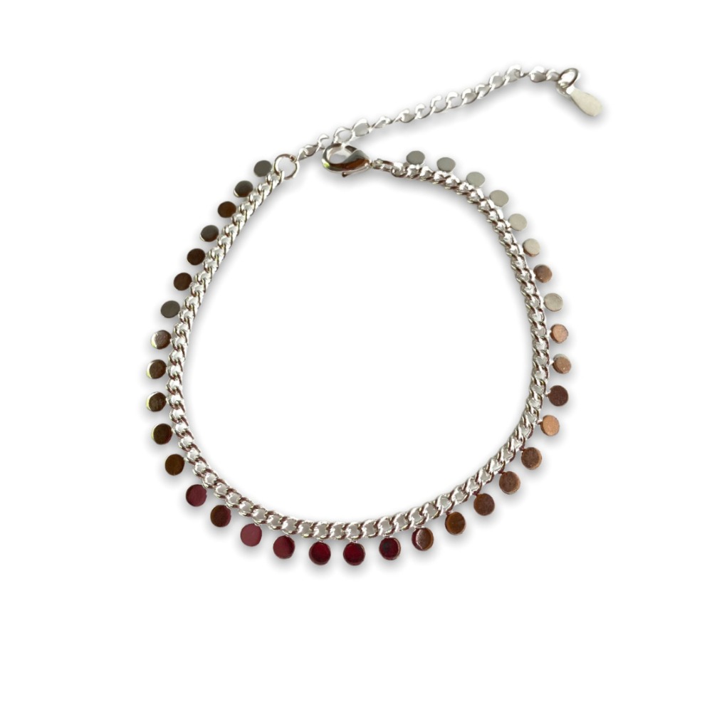 bracelet pampilles argent modele petites pampilles rondes sur chaine expose fond blanc bridget