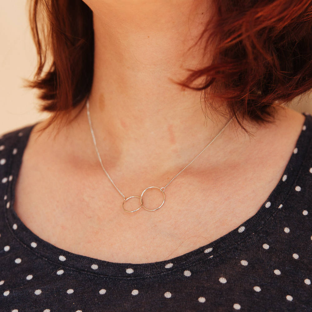 collier double anneau argente avec chaine et pendentif deux cercles creux porte emmy