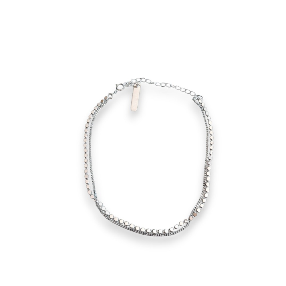 chainette de pied deux rangees plaquee argent avec petites perles disques exposee fond blanc marianne