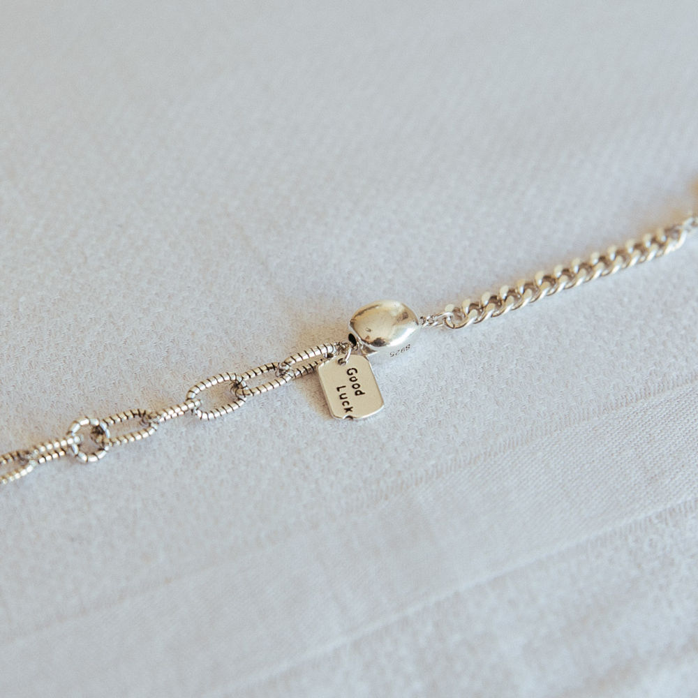 bracelet tendance femme avec deux tailles de maillons avec breloque argentee et pendentif bonne chance expose maelle