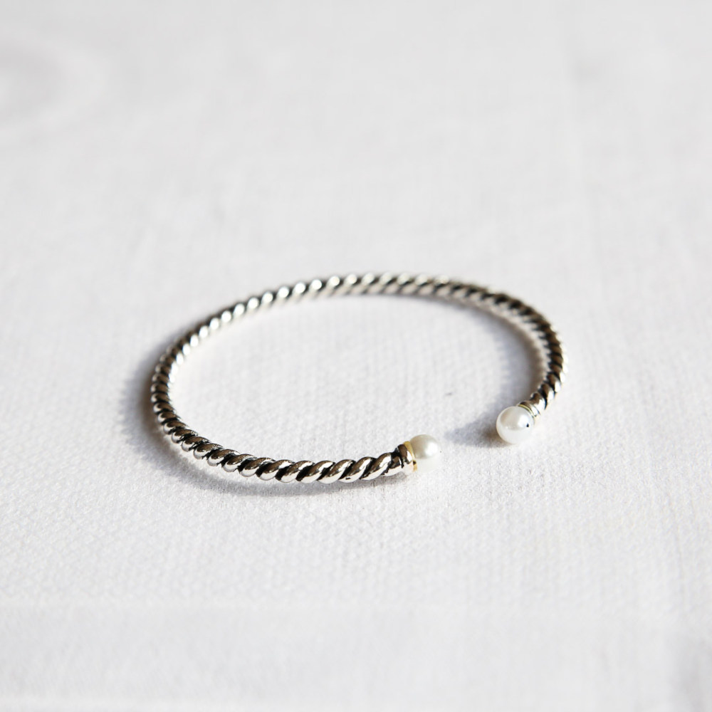 bracelet jonc torsade argente mis en valeur sur fond blanc charlie